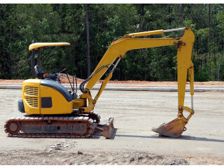 Închiriere miniexcavator cu operator