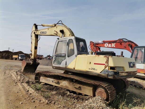 excavator-kobelco-big-3